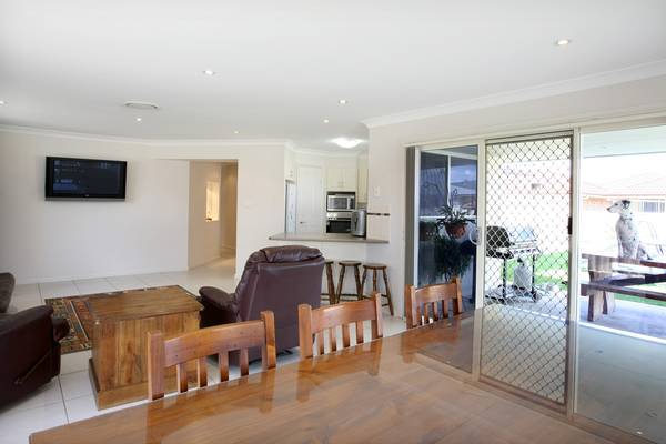 BRAND NEW & BEAUTIFULLY PRESENTED Picture 2