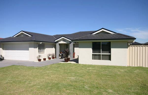 BRAND NEW & BEAUTIFULLY PRESENTED Picture 1