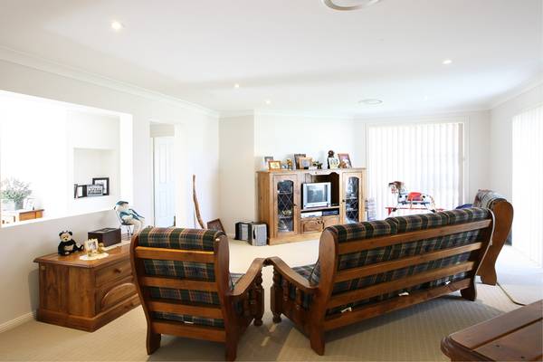 BRAND NEW & BEAUTIFULLY PRESENTED Picture 3