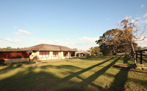 Rural living close to town Picture 1