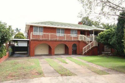 MASSIVE FAMILY HOME - SUPERB LOCATION Picture