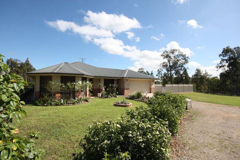 RURAL LIVING CLOSE TO TOWN Picture 1