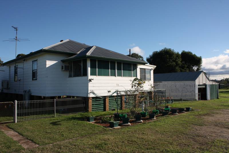 RIVER FLATS - EDGE OF TOWN Picture 1