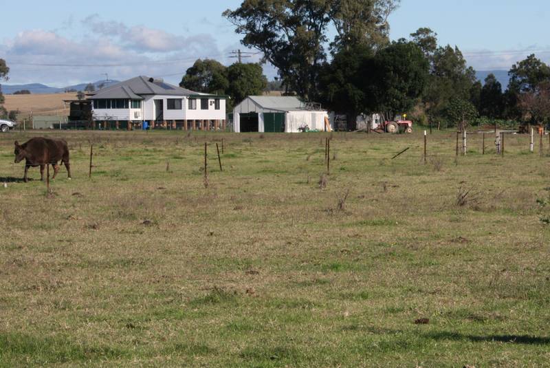 RIVER FLATS - EDGE OF TOWN Picture 3