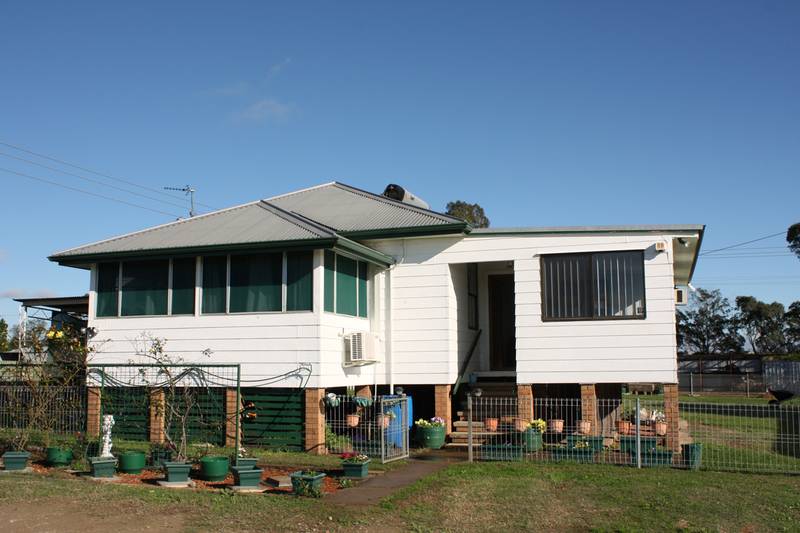 RIVER FLATS - EDGE OF TOWN Picture 2