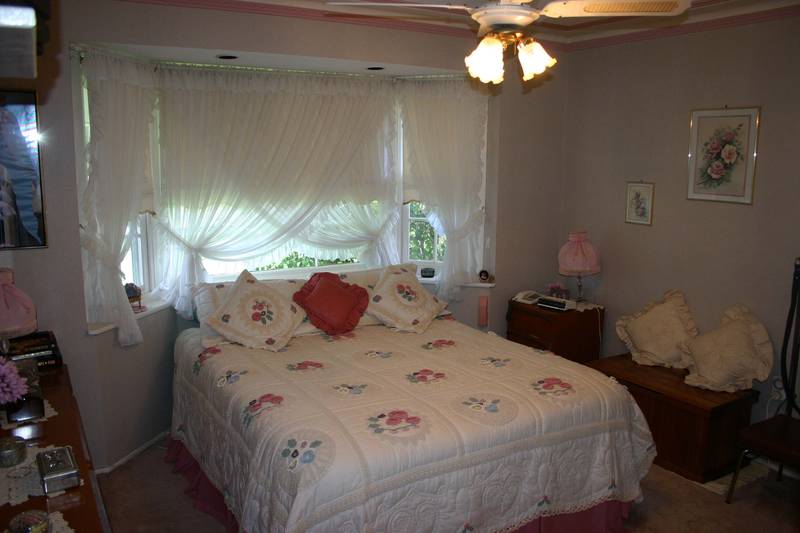 Spacious home in prime location! Picture 3