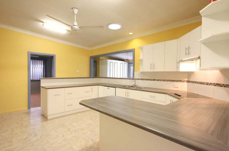 SUPERB TOWN LOCATION Picture 2