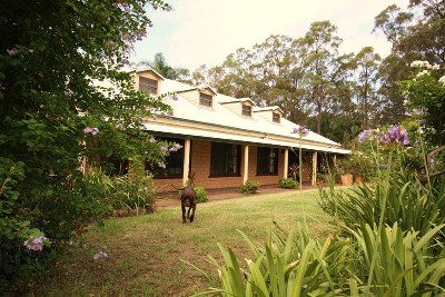 MAGNIFICENT RURAL HOMESTEAD CLOSE TO TOWN - 194 AC (78.8 HA) Picture