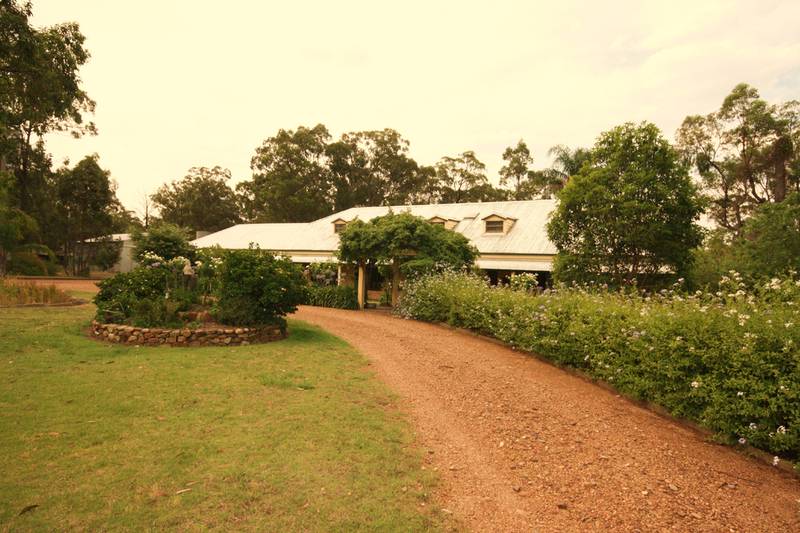 MAGNIFICENT RURAL HOMESTEAD CLOSE TO TOWN - 194 AC (78.8 HA) Picture 2