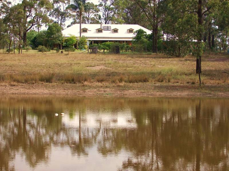 MAGNIFICENT RURAL HOMESTEAD CLOSE TO TOWN - 194 AC (78.8 HA) Picture 3