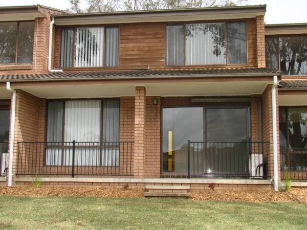 Renovated Townhouse! Picture 2