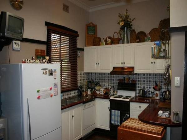 EXQUISITE HOME IN TOWN LOCATION Picture 3