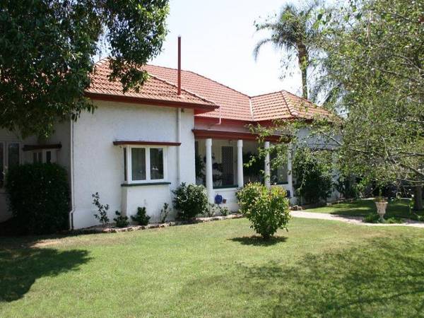 EXQUISITE HOME IN TOWN LOCATION Picture 1