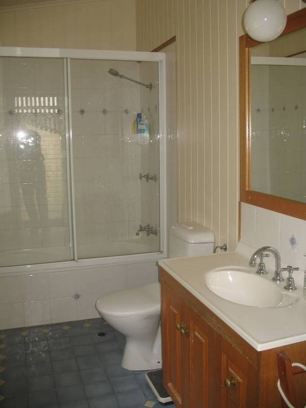 3 BEDROOM QUEENSLANDER IN EAST BRISBANE! Picture 3