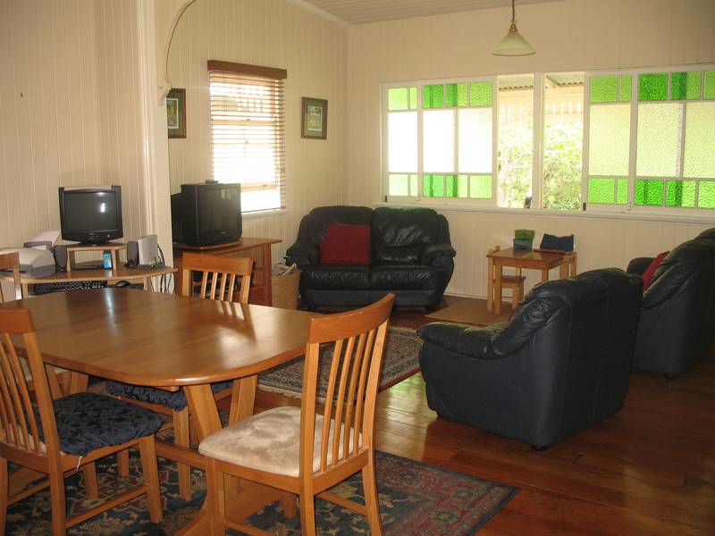 3 BEDROOM QUEENSLANDER IN EAST BRISBANE! Picture 2