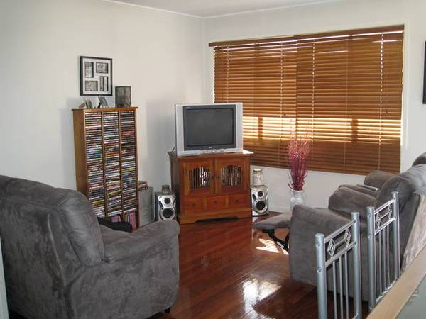 MODERN 2 BEDROOM IN COORPAROO Picture 1