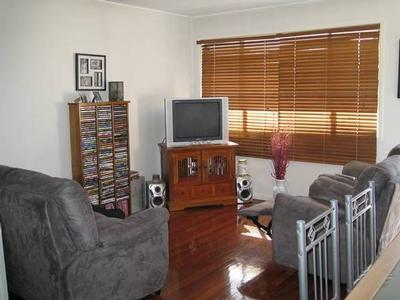 MODERN 2 BEDROOM IN COORPAROO Picture