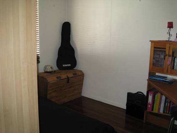 MODERN 2 BEDROOM IN COORPAROO Picture 3