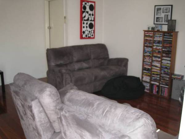 MODERN 2 BEDROOM IN COORPAROO Picture 2