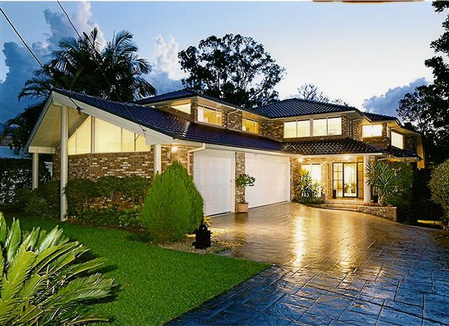 Extraordinary Riverfront Family Living Picture 1