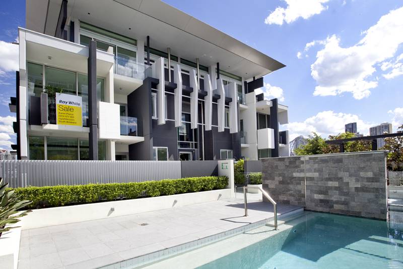 THIS STUNNING RIVERFRONT APARTMENT IS PRICED TO SELL NOW! Picture 2