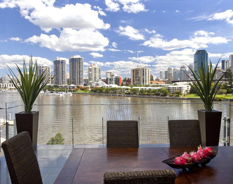 THIS STUNNING RIVERFRONT APARTMENT IS PRICED TO SELL NOW! Picture 1