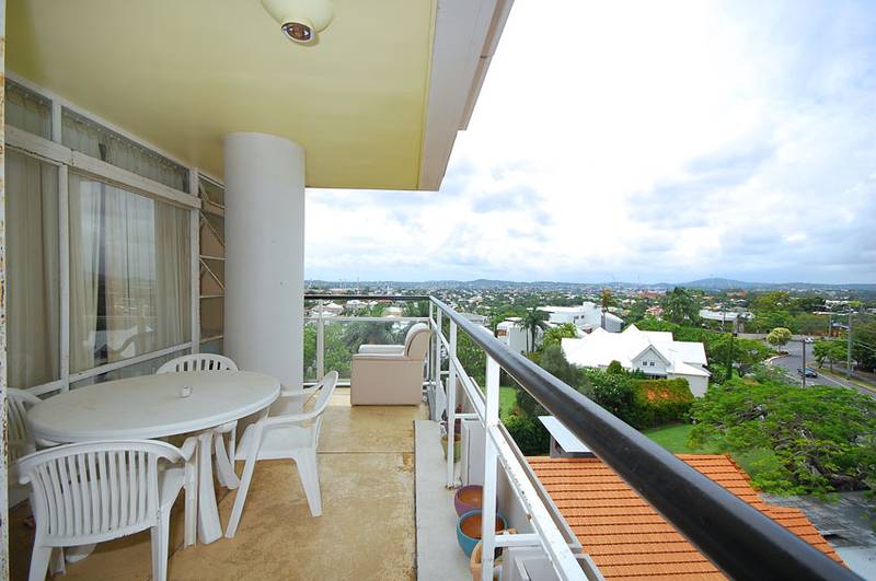 RENOVATED 2 BED WITH CITY VIEWS IN TORBRECK! Picture