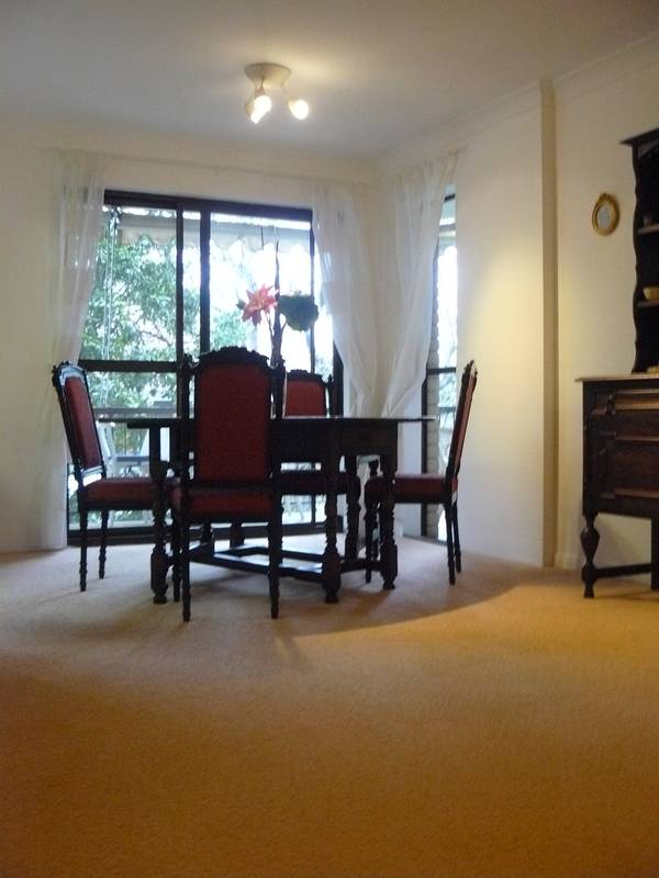 LARGE AND LUXURIOUS APARTMENT LIVING Picture 2