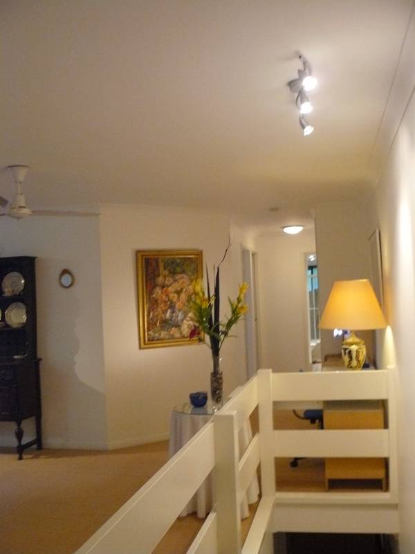 LARGE AND LUXURIOUS APARTMENT LIVING Picture 3