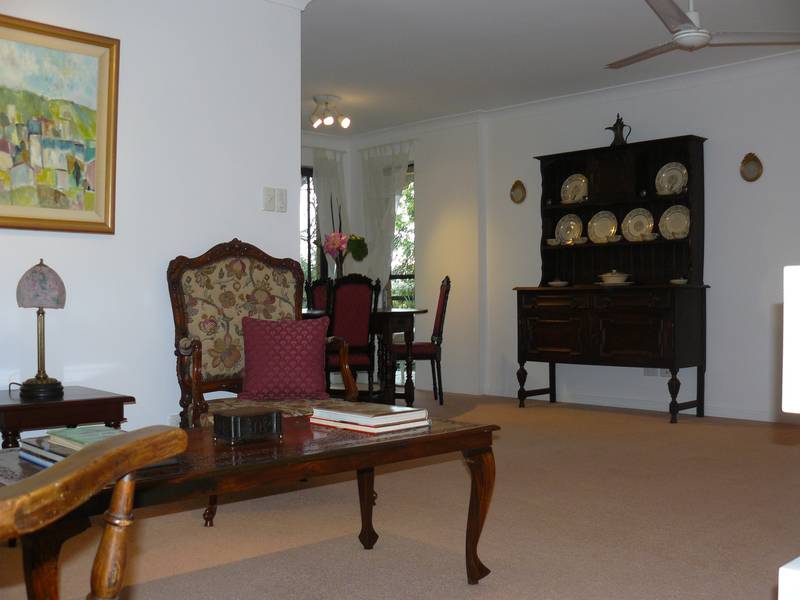 LARGE AND LUXURIOUS APARTMENT LIVING Picture 1