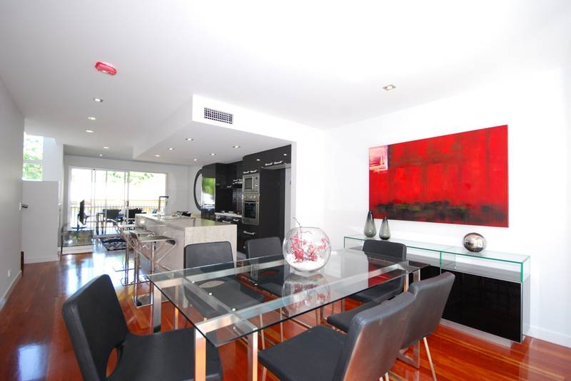 BRAND NEW INNER CITY TOWNHOUSE Picture 3