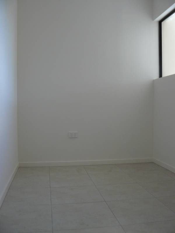 BRAND NEW EXECTUTIVE APARTMENT! Picture 2