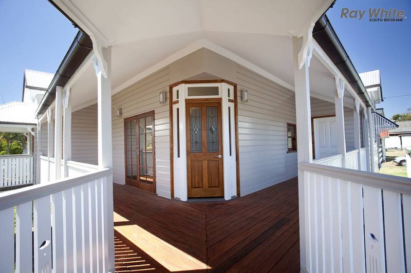 Right in the centre of BOOMING Woolloongabba. Picture 2