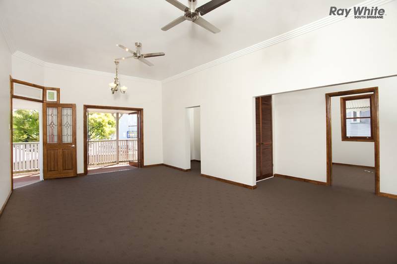 Right in the centre of BOOMING Woolloongabba. Picture 3