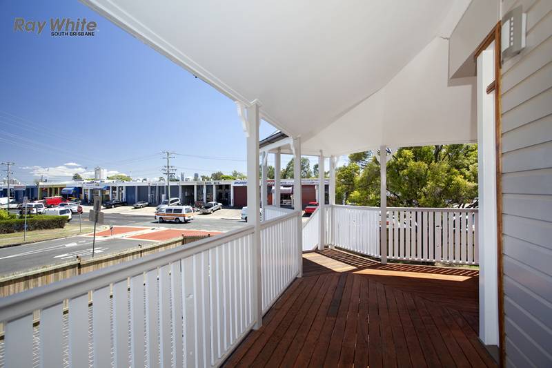 Right in the centre of BOOMING Woolloongabba. Picture 1