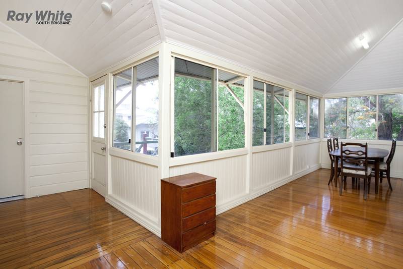 EXCELLENT SMALL LMR SIT IN HOT SUBURB Picture 3