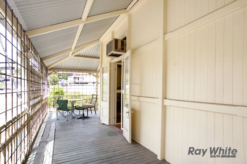 EXCELLENT SMALL LMR SIT IN HOT SUBURB Picture 2