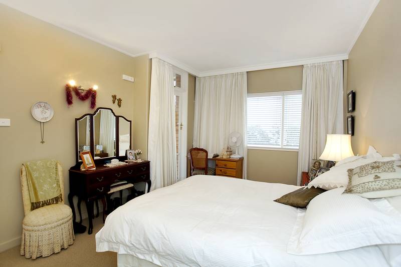 RENOVATED 2 BEROOM UNIT IN TORBRECK Picture 3