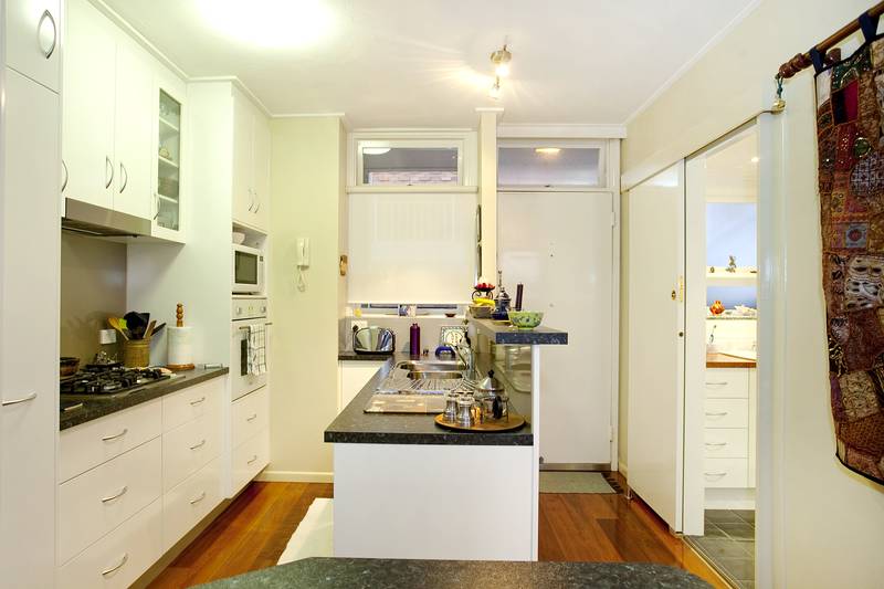 RENOVATED 2 BEROOM UNIT IN TORBRECK Picture 2