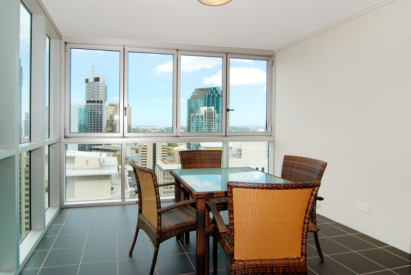 IDEAL LOCATION, GREAT VIEWS & STYLISH LIVING! Picture 2