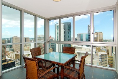 IDEAL LOCATION, GREAT VIEWS & STYLISH LIVING! Picture