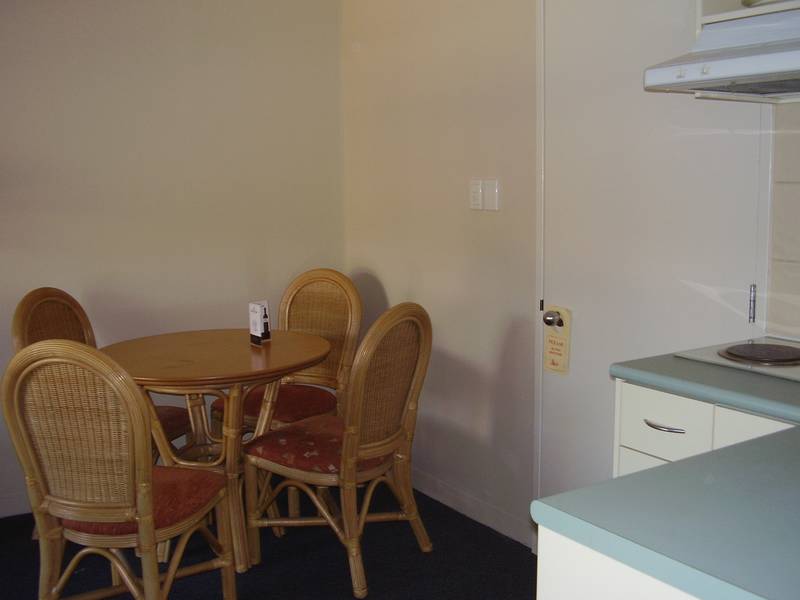 EASY LIVING - ALL UTILITIES INCLUDED IN RENT Picture 3