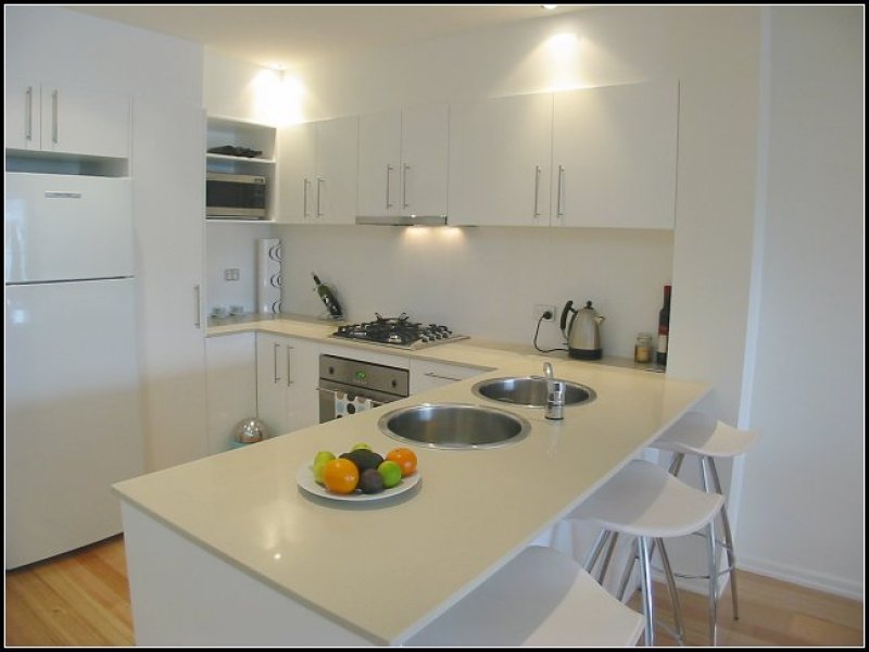 FULLY FURNISHED - 2 MIN WALK TO JAMES ST PRECINCT Picture 3