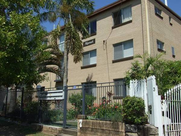 RIVERFRONT RENOVATOR - FANTASTIC POSITION Picture 2