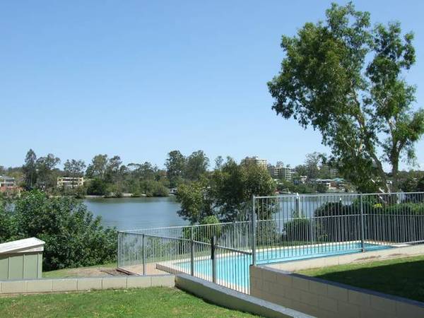 RIVERFRONT RENOVATOR - FANTASTIC POSITION Picture 1