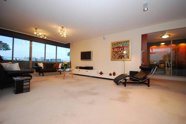 "LIFESTYLE LIVING PENTHOUSE STYLE IN SOUTH BANK!" Picture 2