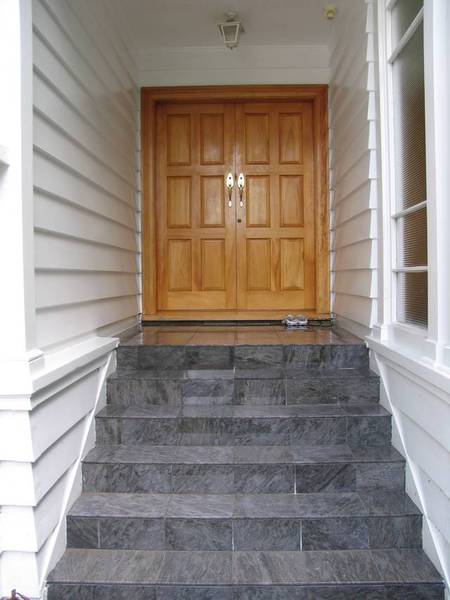 A Comanding Home Picture 3