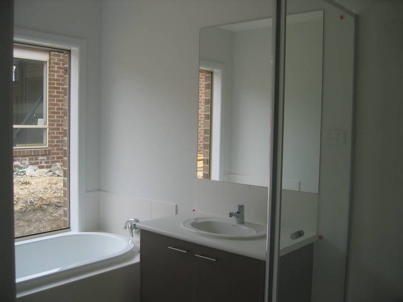 Stunning almost new home - Dont miss out Picture 3