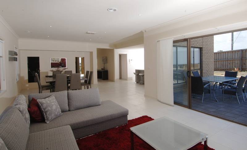 The Moona - ONE LOOK IS ALL YOU WILL NEED Picture 3