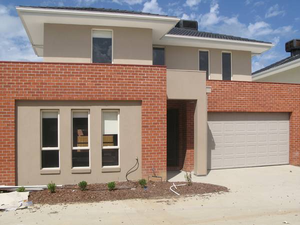 Stunning home in PERFECT Location Picture 1